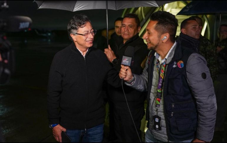Fotografía cedida por la Presidencia de Colombia del presidente colombiano Gustavo Petro ofreciendo declaraciones este domingo, antes de viajar a EU en Bogotá (Colombia). EFE/ Presidencia de Colombia