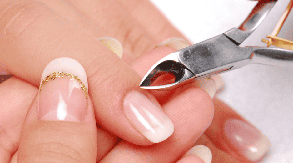 Aunque quitar la cutícula puede mejorar momentáneamente la apariencia de las uñas, hacerlo de forma frecuente o agresiva puede traer consecuencias negativas para la salud.  CANVA