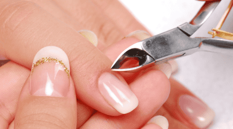 Aunque quitar la cutícula puede mejorar momentáneamente la apariencia de las uñas, hacerlo de forma frecuente o agresiva puede traer consecuencias negativas para la salud.  CANVA