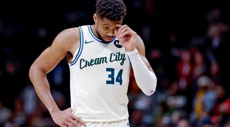 Giannis Antetokounmpo podría ser el dominó más grande que tire a los demás en el mercado de traspasos de la NBA. EFE.