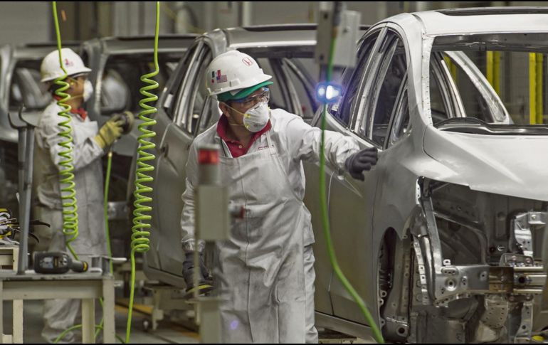La industria automotriz mexicana enfrenta un escenario de incertidumbre ante la revisión del T-MEC, con riesgos en la producción, en las exportaciones y en el empleo. AFP