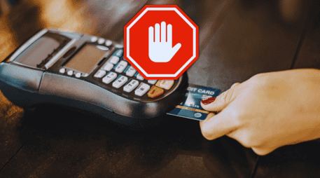 Este tipo de prácticas, además de ser indebidas al condicionar la aceptación de esta forma de pago y resultar onerosas para el tarjetahabiente. ESPECIAL / CANVA