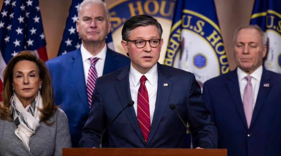 El presidente republicano de la Cámara de Representantes, Mike Johnson, habla con periodistas, en el Capitolio de Estados Unidos en Washington. EFE/J. SCALZO