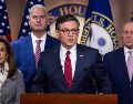 El presidente republicano de la Cámara de Representantes, Mike Johnson, habla con periodistas, en el Capitolio de Estados Unidos en Washington. EFE/J. SCALZO