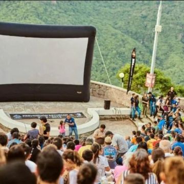 Será una oportunidad perfecta para relajarse, compartir risas y disfrutar juntos de una noche diferente. FACEBOOK / Cinemalive