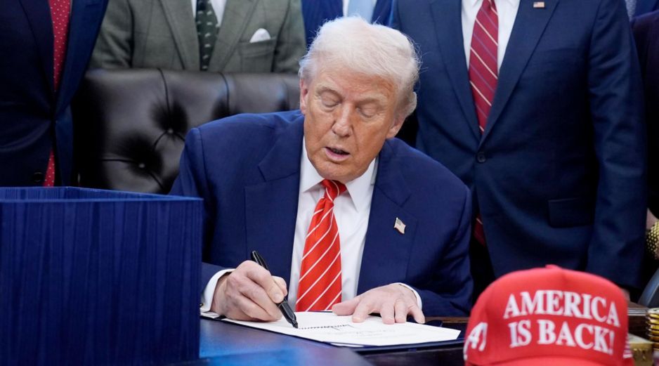 La firma se realizó en el Despacho Oval, donde Trump agradeció el respaldo de legisladores y senadores presentes. EFE/YURI GRIPAS