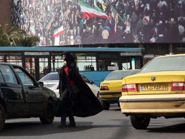 La aprobación de la medida se produce tras meses de debates en el país acerca de si se debía permitir a las mujeres conducir motos. EFE/A. TAHERKENAREH