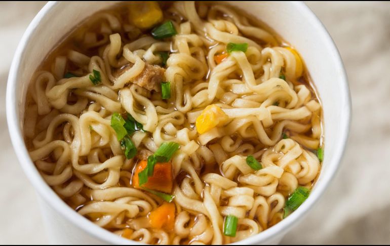 En términos generales, las sopas instantáneas están elaboradas principalmente a base de carbohidratos, derivados de la pasta o fideos refinados. ESPECIAL / CANVA