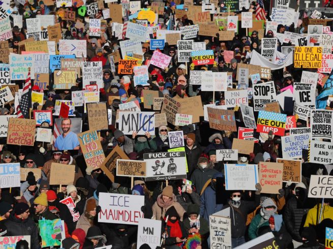 El anuncio ocurre tras constantes protestas de los ciudadanos luego de las muertes de Good y Pretti. EFE/Adam Bettcher
