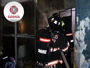 El fuego logró ser sofocado con el uso del chorro de agua y se realizaron las labores de enfriamiento en sitio para evitar reactivaciones. ESPECIAL / FACEBOOK Protección Civil y Bomberos Zapopan