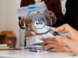 El SAT precisó que la fiscalización se enfocará principalmente en quienes incurran en conductas de alto riesgo fiscal. ESPECIAL / CANVA