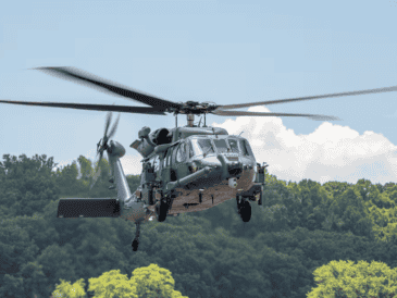 La Defensa señaló que los dos helicópteros se utilizan para el rescate de un paciente, quien forma parte de la tripulación de un buque. ESPECIAL