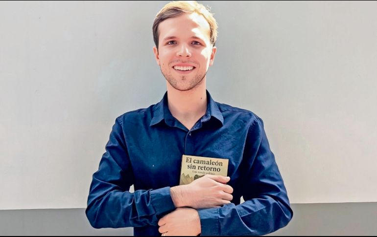 El sociólogo y politólogo posa con un ejemplar de su obra “El Camaleón sin Retorno: una novela política”. CORTESÍA