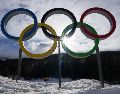 Un atleta esquía bajo los aros olímpicos durante un entrenamiento de cross country antes de los Juegos Olímpicos de Invierno en Tesero, Italia el jueves 5 de febrero del 2026. (AP Foto/Kirsty Wigglesworth)