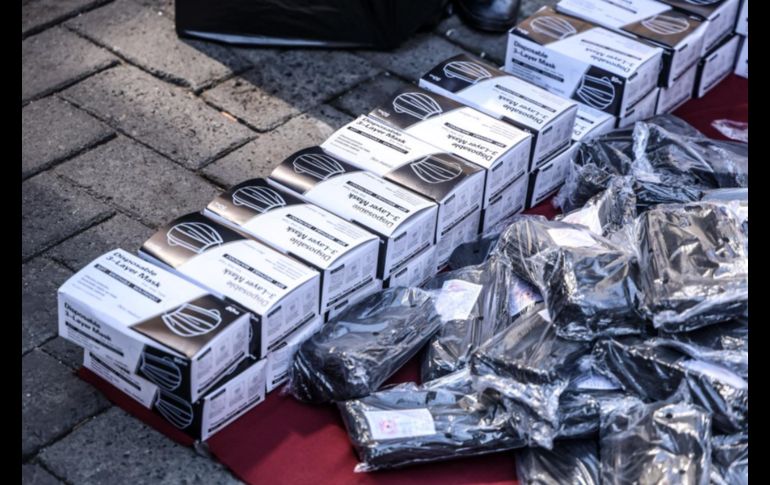 En las tiendas de material y equipo médico que se ubican en la Avenida Federalismo algunas presentaciones de cubrebocas se agotaron desde ayer. EL INFORMADOR / A. Navarro