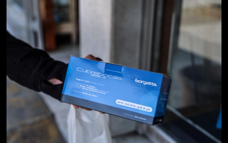 En las tiendas de material y equipo médico que se ubican en la Avenida Federalismo algunas presentaciones de cubrebocas se agotaron desde ayer. EL INFORMADOR / A. Navarro