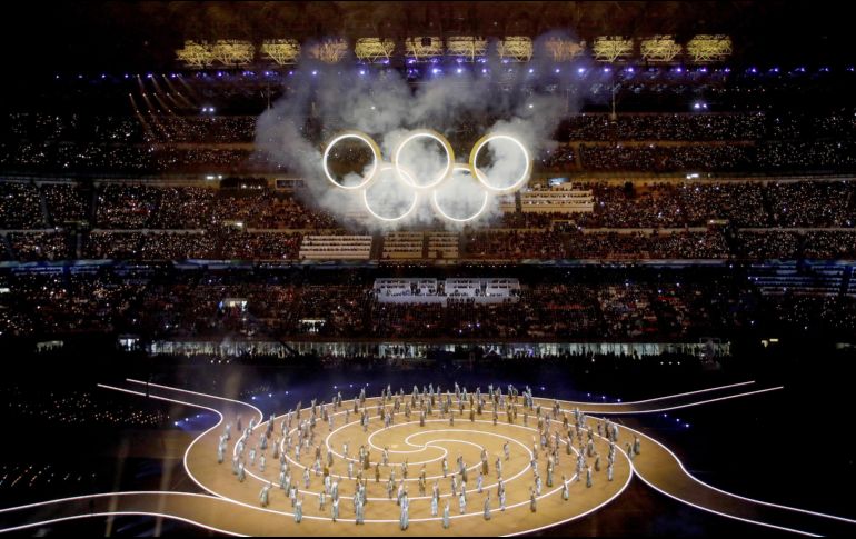 La noche en que el invierno se vistió de gala, la llama olímpica reclamó su trono en territorio italiano. EFE / M. Balti