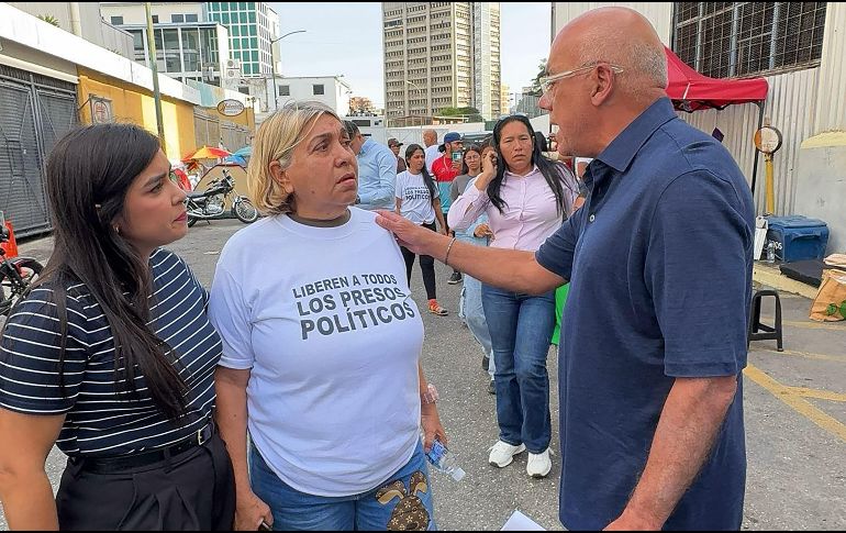 Presidente de la Asamblea Nacional de Venezuela, Jorge Rodríguez salió a las calles para dar la noticia a las familias de los presos. EFE/ Asamblea Nacional de Venezuela