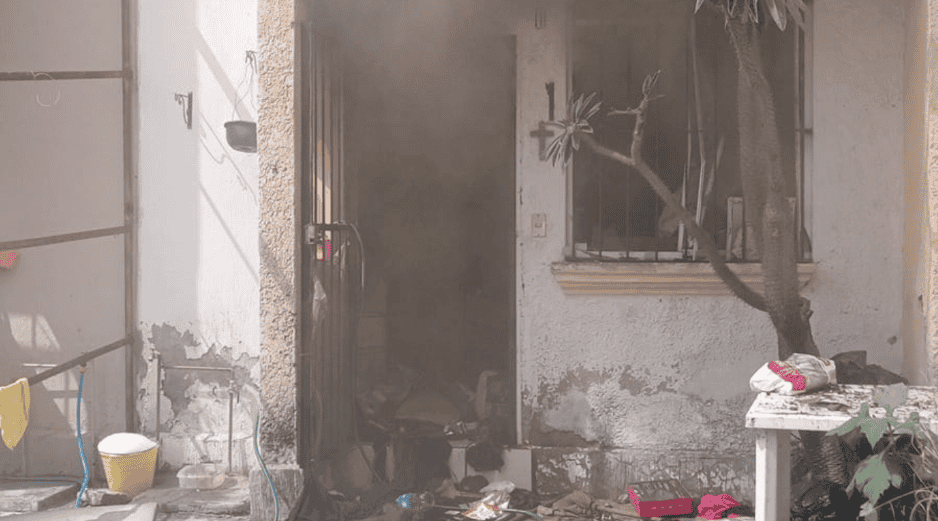 Una persona falleció y terminó calcinada, ya que su cuerpo fue encontrado cuando se hacían las labores de remoción de escombros y enfriamiento. ESPECIAL