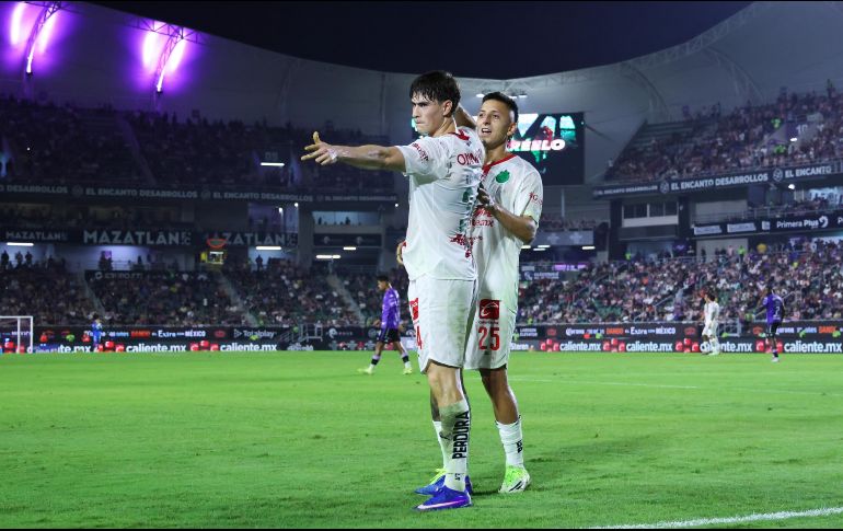 Las Chivas consolidaron su paso perfecto en el torneo tras imponerse 2-0 a Mazatlán. IMAGO7