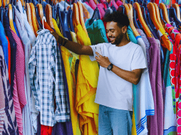 De forma general, los tianguis por toda la ciudad pueden representar excelenes propuestas para conseguir ropa a bajo precio, sobre todo en la zona de “pacas”. ESPECIAL / CANVA