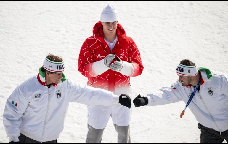 El suizo Franjo von Allmen celebra su victoria en la pista Stelvio de Bormio, donde conquistó el primer oro de los Juegos de Invierno de Milán-Cortina en el descenso de esquí alpino. AFP / F. Coffrini