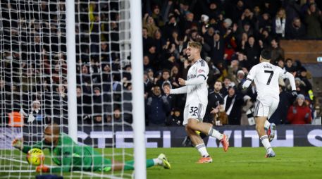 Raúl Jiménez fue protagonista en el gol del Fulham, pero no logró evitar la remontada del Everton en el cierre del partido. EFE / T. Akmen
