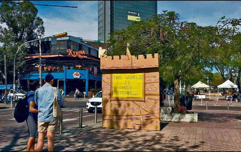 Las estructuras de cartón alteran el paisaje cotidiano y obligan a mirar de nuevo un espacio que suele pasar inadvertido. CORTESÍA