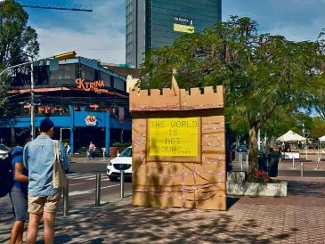 Las estructuras de cartón alteran el paisaje cotidiano y obligan a mirar de nuevo un espacio que suele pasar inadvertido. CORTESÍA