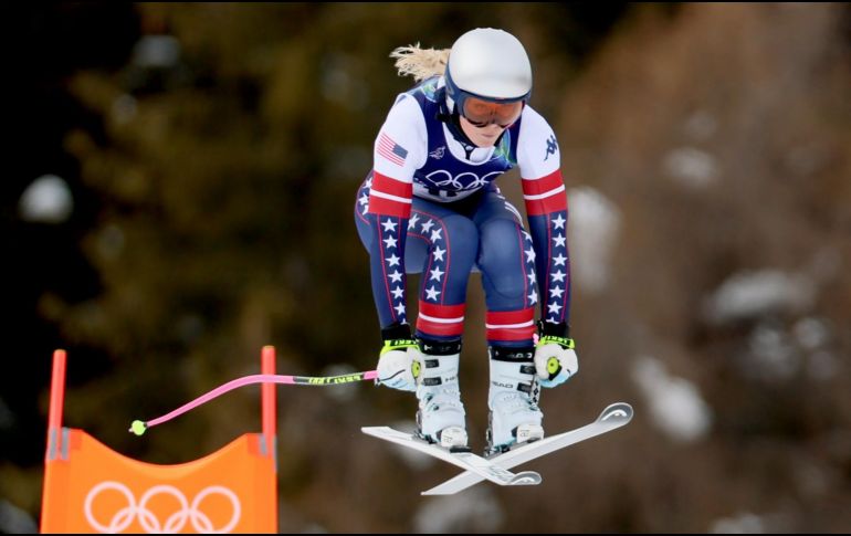 La esquiadora estadounidense, Lindsey Vonn, una de las figuras históricas de esta disciplina, sufrió una aparatosa caída tras un salto en la parte alta del recorrido, lo que obligó a interrumpir la prueba y a evacuarla en helicóptero. EFE / A. Solero