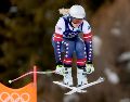La esquiadora estadounidense, Lindsey Vonn, una de las figuras históricas de esta disciplina, sufrió una aparatosa caída tras un salto en la parte alta del recorrido, lo que obligó a interrumpir la prueba y a evacuarla en helicóptero. EFE / A. Solero