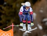 La esquiadora estadounidense, Lindsey Vonn, una de las figuras históricas de esta disciplina, sufrió una aparatosa caída tras un salto en la parte alta del recorrido, lo que obligó a interrumpir la prueba y a evacuarla en helicóptero. EFE / A. Solero