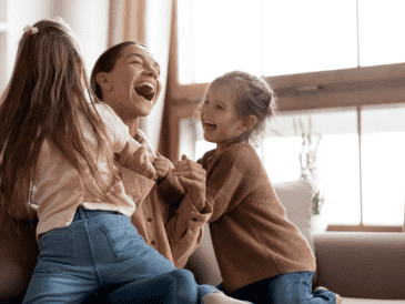 Cuando decides mover tu mano para tocarte el costado, el cerebelo envía una señal inhibitoria a la corteza somatosensorial (la zona que procesa el tacto). CANVA