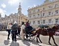 Fotografía de archivo fechada el 29 de enero de 2026 que muestra a turistas montando en un coche en La Habana en Cuba. EFE/ E. Mastrascusa