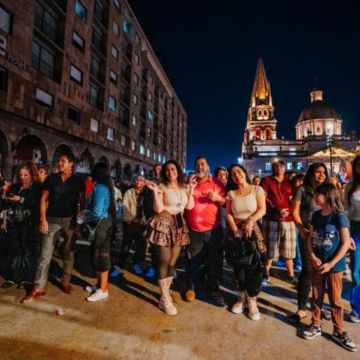 En la zona del Santuario se exhibieron vehículos clásicos de colección y se presentaron espectáculos de videomapping interactivo. ESPECIAL / Ayuntamiento de Guadalajara