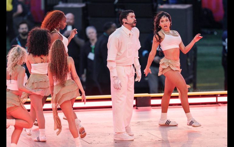 Durante poco más de 12 minutos, Benito encendió el estadio con una producción de alto impacto, coreografías masivas y una narrativa visual que celebró la cultura latina ante millones de espectadores en todo el mundo. EFE / C. Torres