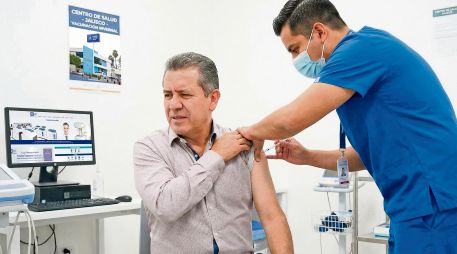 Un médico aplica una vacuna a un paciente, como parte de las acciones de prevención y protección de la salud. ESPECIAL