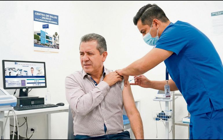 Un médico aplica una vacuna a un paciente, como parte de las acciones de prevención y protección de la salud. ESPECIAL