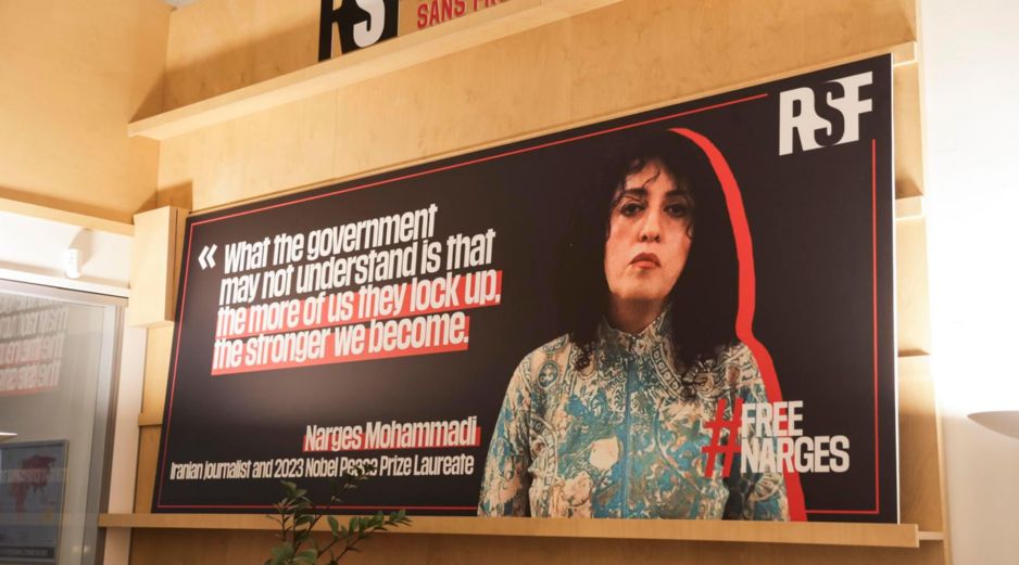 Un cartel muestra el retrato de la periodista iraní y premio nobel de la paz Narges Mohammadi en la sede de Reporteros sin Fronteras en París, Francia, en una imagen de archivo. EFE/T. SUAREZ