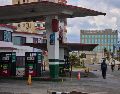 Un hombre pasa junto a una gasolinera sin combustible, ubicada cerca de la embajada de Estados Unidos en La Habana. AP/R. Espinosa