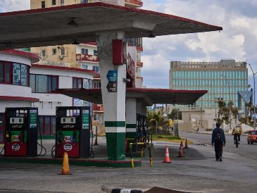 Un hombre pasa junto a una gasolinera sin combustible, ubicada cerca de la embajada de Estados Unidos en La Habana. AP/R. Espinosa