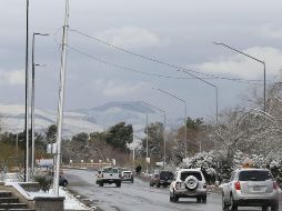 El SMN advirtió que la presencia de nieve y aguanieve puede ocasionar derrapes o colisiones vehiculares, principalmente en tramos carreteros con curvas o pendientes, por lo que recomendó extremar precauciones. EFE/Archivo