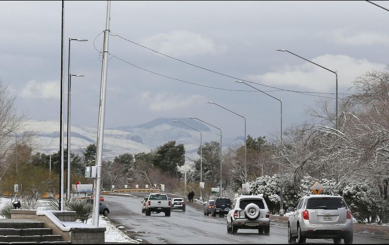 El SMN advirtió que la presencia de nieve y aguanieve puede ocasionar derrapes o colisiones vehiculares, principalmente en tramos carreteros con curvas o pendientes, por lo que recomendó extremar precauciones. EFE/Archivo