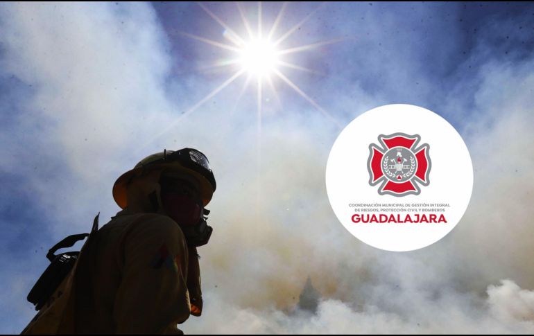 El incendio consumió una gran cantidad de madera y autopartes en desuso, lo que generó una densa columna de humo. NTX / ARCHIVO