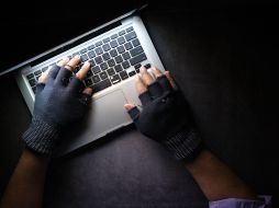 Proteger tu equipo no solo previene fallas técnicas, sino que también reduce el riesgo de que terceros accedan a tus datos personales y financieros. CANVA
