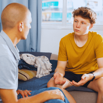 Estilos de crianza que combinan lazos afectivos, límites claros y comunicación abierta reducen el riesgo de experimentar con alcohol y otras sustancias. ESPECIAL / CANVA