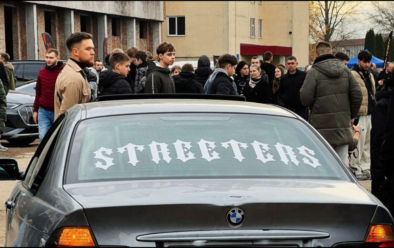 Las autoridades establecen lineamientos claros sobre qué elementos pueden colocarse en un vehículo. PEXELS