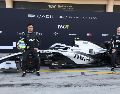 Sergio Pérez y Valtteri Bottas posan en su Cadillac antes de las pruebas de pretemporada de Fórmula 1 en el Circuito Internacional de Bahréin. EFE/A. Haider