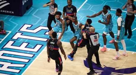 Los cuatro jugadores recibieron faltas técnicas y fueron expulsados del encuentro a 7:09 del final del tercer cuarto del partido del lunes en Charlotte. AFP / D. Jensen