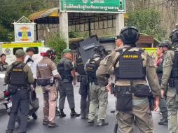 Personal de seguridad en la escuela donde se registró un tiroteo en el sur de Tailandia. EFE/ Oficina de Relaciones Públicas de la Provincia De Songkhla